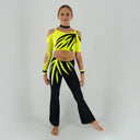 Strój turniejowy do disco dance Lime Slash dla dziewczynki w neonowym limonkowym kolorze i czerni, z dynamicznymi aplikacjami.