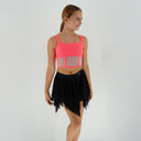 Top taneczny Corset Glow Coral dla dziewczynki w koralowo-różowym kolorze z wstawkami z siatki imitującymi gorset.